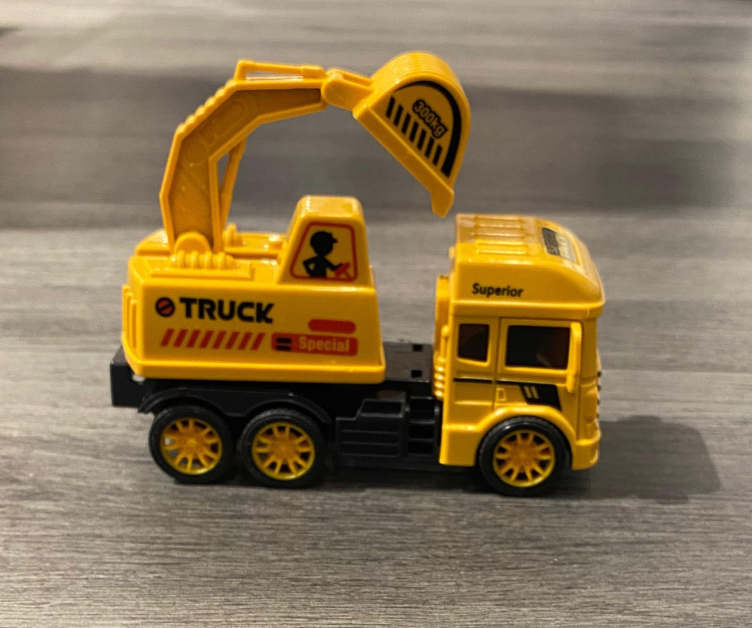 Small  toy truck - Preppy Kids (Grand Bazaar)