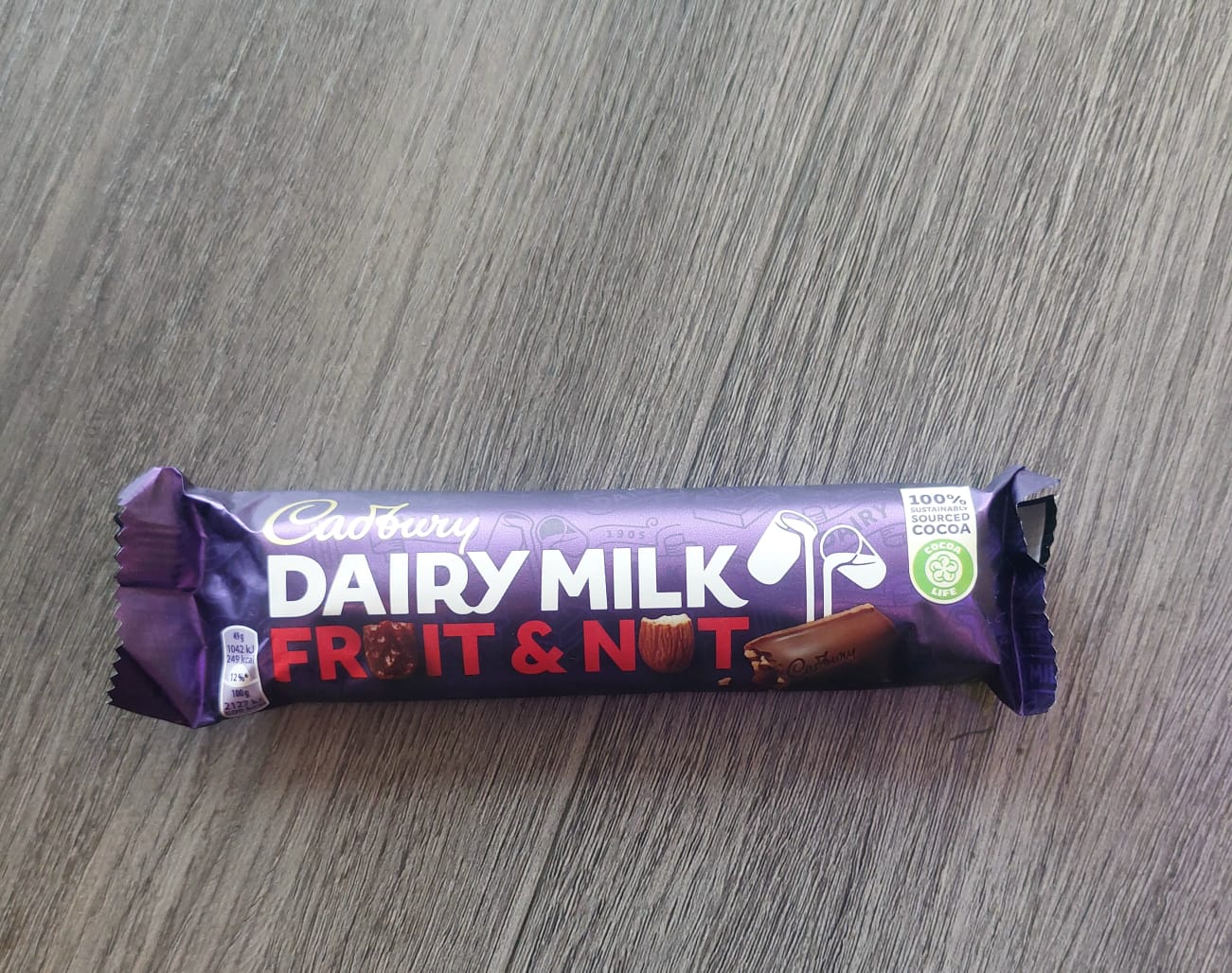 Cadbury Fruit and Nut chocolate (49g)