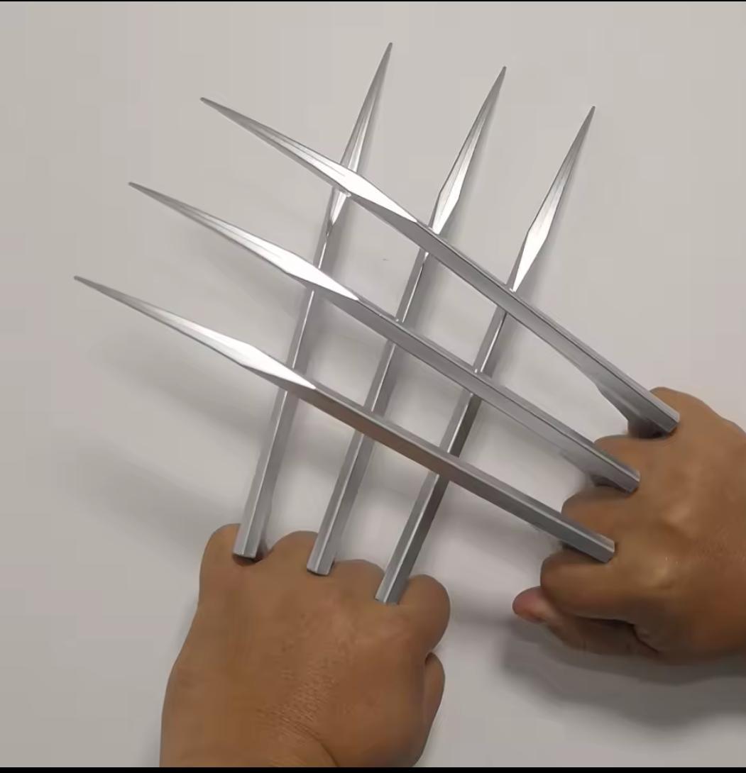 Wolverine costume claws