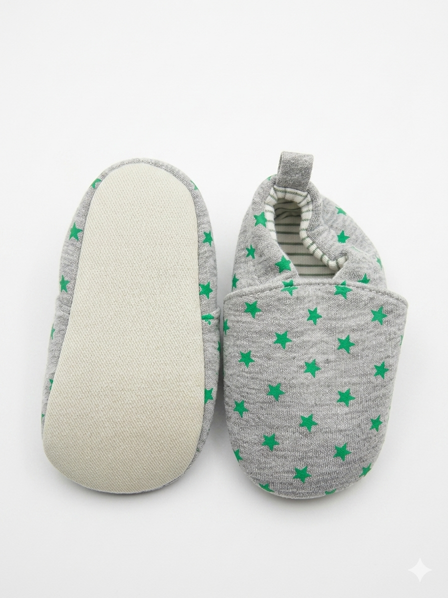 Green stars slip-on baby booties